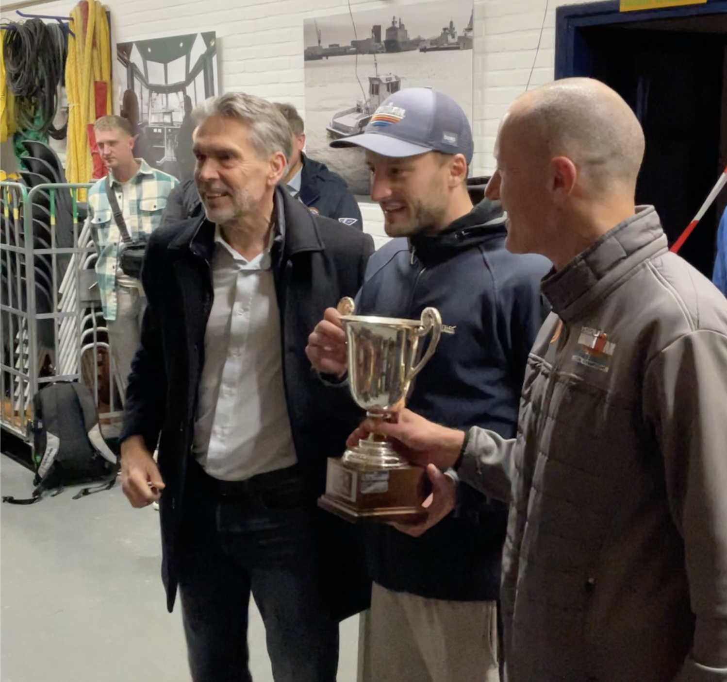 Dick Schoof deelt beker uit aan de winnaars van de Hele West Coast Challenge Image